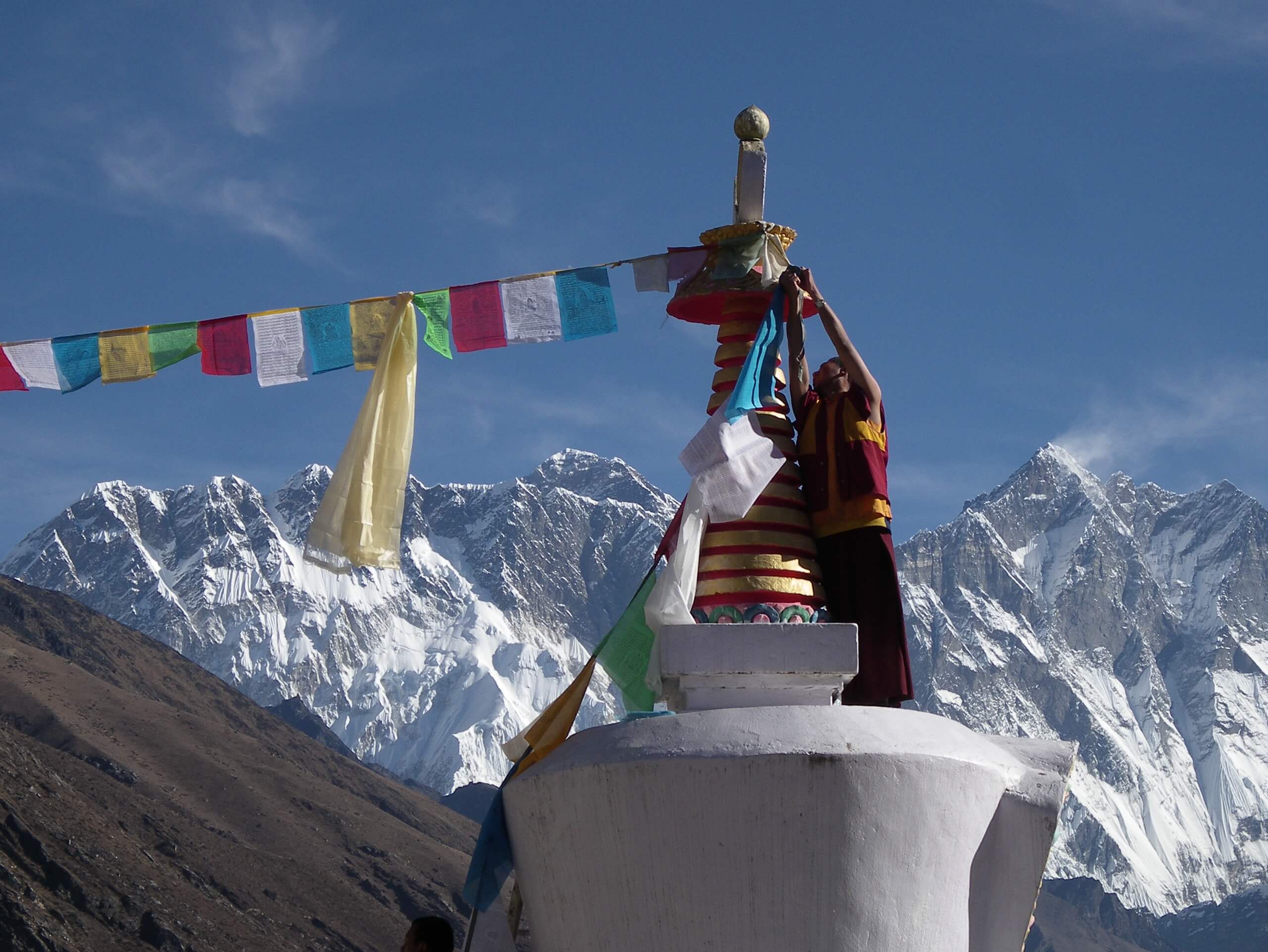 Монах и ступа на фоне Эвереста